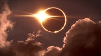 Am frühen Abend des 12. August 2026 steht in Europa ein seltenes und beindruckendes Naturschauspiel bevor: Eine Sonnenfinsternis, bei der sich der Mond vor die Sonne schiebt und diese – je nach Region – fast vollständig bedeckt. Um den spektakulären Anblick gefahrlos genießen zu können, sollten die Augen geschützt sein.