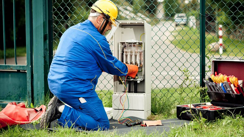 Bei der Arbeit an elektrischen Anlagen müssen wirksame Maßnahmen zum Schutz gegen elektrischen Schlag getroffen werden.