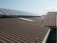 Mehrere Elektriker hatten den Auftrag, eine Photovoltaikanlage auf einer Reithalle zu installieren. Das Dach der Reithalle war mit Wellplatten eingedeckt.