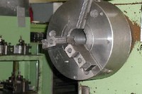 Mit einer konventionellen Drehmaschine sollte ein Gehäuseteil für einen Extruder bearbeitet werden. Zum Spannen des Werkstücks war es erforderlich, die Spannbacken des Spannfutters auszubauen, zu drehen und wieder einzubauen.