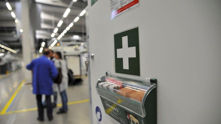 Das Bild zeigt eine Erste-Hilfe-Station in einem Unternehmen