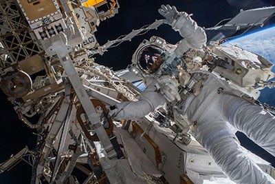 Dr. med. Claudia Stern ist Raumfahrt-Medizinerin. Im Interview erklärt sie, welche Herausforderungen eine Weltraummission mit sich bringt, wie Astronautinnen und Astronauten sich vorbereiten – und was Führungskräfte auf der Erde von Trainings für den Einsatz im All lernen können.