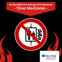 Der dritte und letzte Grund, den Aufzug im Brandfall nicht zu benutzen ist folgender: Hält der Fahrstuhl in einem sehr verrauchten Stockwerk, kann es passieren, dass der Qualm die Lichtschranke im Türbereich blockiert und die Türen nicht mehr schließen können. Der Fahrstuhl steckt mitsamt Insassen in dem verrauchten Stockwerk fest.
