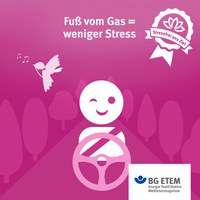 Und der Tag ist gelaufen: Wer schnell fährt, erhöht dadurch automatisch seinen Stresspegel. Deswegen lieber den Fuß vom Gas nehmen und dadurch entspannter und sicherer ans Ziel gelangen.
