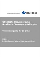 Die neue Unterweisungshilfe der BG ETEM zum Arbeiten an Leitungen der Gasversorgung gibt einleitend den Unterweisenden Hinweise für ihre Präsentation und richtet sich dann an die zu Unterweisenden mit diesen und weiteren Themen: Gefährdungen bei Arbeiten an Gasleitungen, Schutzmaßnahmen, persönliche Schutzausrüstung, Brand- und Explosionsschutz, Sperr- und Quetschverfahren, gefahrloses Abführen von Gas, Trennen der Gasleitung, Muffenüberschieber.