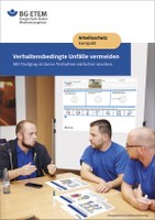 Wie lassen sich wirkungsvoll Anreize setzen, um zum sicheren Verhalten zu motivieren? Nudging – etwa: einen Anstoß geben – hilft, Menschen mit einfachen Mitteln dazu zu bewegen, gute Entscheidungen für ihre Sicherheit und Gesundheit zu treffen. Die neu aufgelegte Broschüre der BG ETEM "Verhaltensbedingte Unfälle vermeiden – mit Nudging sicheres Verhalten einfacher machen" stellt Ansätze zur Verhaltensänderung illustrativ vor. Sie bietet in drei Schritten Hilfestellung zum Beseitigen unsicherer Situationen: einen Rundgang zum Auffinden kritischer Situationen, eine Ideen-Werkstatt zum Entwickeln guter Nudging-Ideen und ein Entscheidungstreffen zur Umsetzung der Vorschläge.