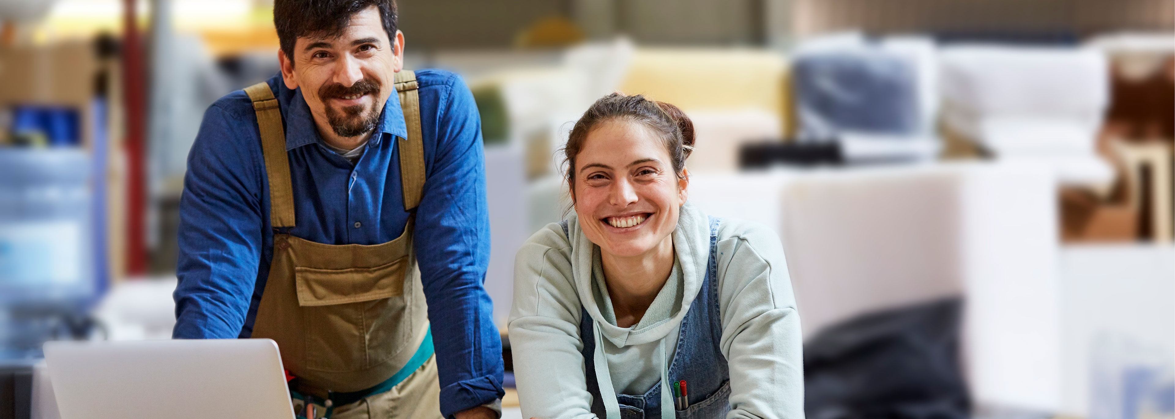 7 Schritte zur Gefährdungsbeurteilung. Das Bild zeigt eine Führungskraft und einen Beschäftigten im Gespräch am Arbeitsplatz.