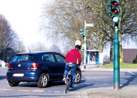 Unfallzahlen 2014: starker Anstieg bei den getöteten Zweiradfahrern. Nach den veröffentlichten Zahlen des Statistischen Bundesamtes (Destatis) sind im vergangenen Jahr 3.377 Menschen im Straßenverkehr ums Leben gekommen. Das sind 38 Todesopfer mehr als im Vorjahr. 389.500 Verkehrsteilnehmer wurden verletzt, ein Anstieg um 4,1 Prozent.