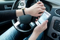 Zwei Männer sind so sehr in das Smartphone-Spiel vertieft, dass sie von einer Klippe stürzen. Autofahrer kommen von der Straße ab. Fußgänger laufen direkt vor Autos. Das sind Nachrichten aus den USA, aber inzwischen ist das Spiel auch bei uns angekommen. Lesen Sie dazu einen Beitrag im Blog der Deutschen Gesetzlichen Unfallversicherung.