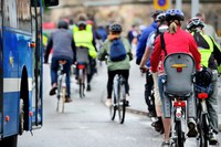 Radfahren ist gesund, entlastet die Umwelt und schafft Platz auf den Straßen. Immer mehr Arbeitnehmer, gerade in Großstädten, nutzen das Rad auf dem Weg zur Arbeit. Und das birgt natürlich Gefahren. Darüber, was Arbeitgeber zu mehr Verkehrssicherheit ihrer Mitarbeitenden beitragen können, informiert die aktuelle Ausgabe von 