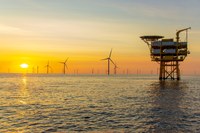 Auf Offshore-Windkraftanlagen müssen Arbeitseinsätze besonders sorgfältig geplant werden: Wetter, Wellen, Logistik und die Entfernung zum Festland lassen keinen Raum für Fehler und Improvisation. Was Unternehmen auf hoher See für den Arbeitsschutz tun, kann auch an Land als Vorbild dienen, erklärt die Berufsgenossenschaft Energie Textil Elektro Medienerzeugnisse (BG ETEM).