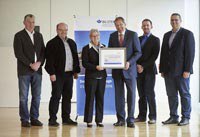 Verleihung des Rehapreises der BG ETEM am 4. Mai 2016 in Dresden. Von links nach rechts: Ewald Stoll, Harald Keller, Karin Jung, alternierende Vorsitzende der BG ETEM Vertreterversammlung, Uwe Zimmermann, Geschäftsführer Global Safety Textiles GmbH, Markus Döbele, Christian Schnellbach. (alle Global Safety Textiles GmbH) (Foto: Stephan Floss)