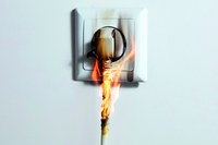 Elektrobrände entstehen oft durch beschädigte Isolierungen oder Überlastungen an elektrischen Leitungen und Anschlüssen. Doch auch schadhafte Steckdosen mit Wackelkontakten können zu hohen Temperaturen führen und so Brände auslösen. Die BG ETEM gibt in der aktuellen Ausgabe ihrer Zeitschrift 