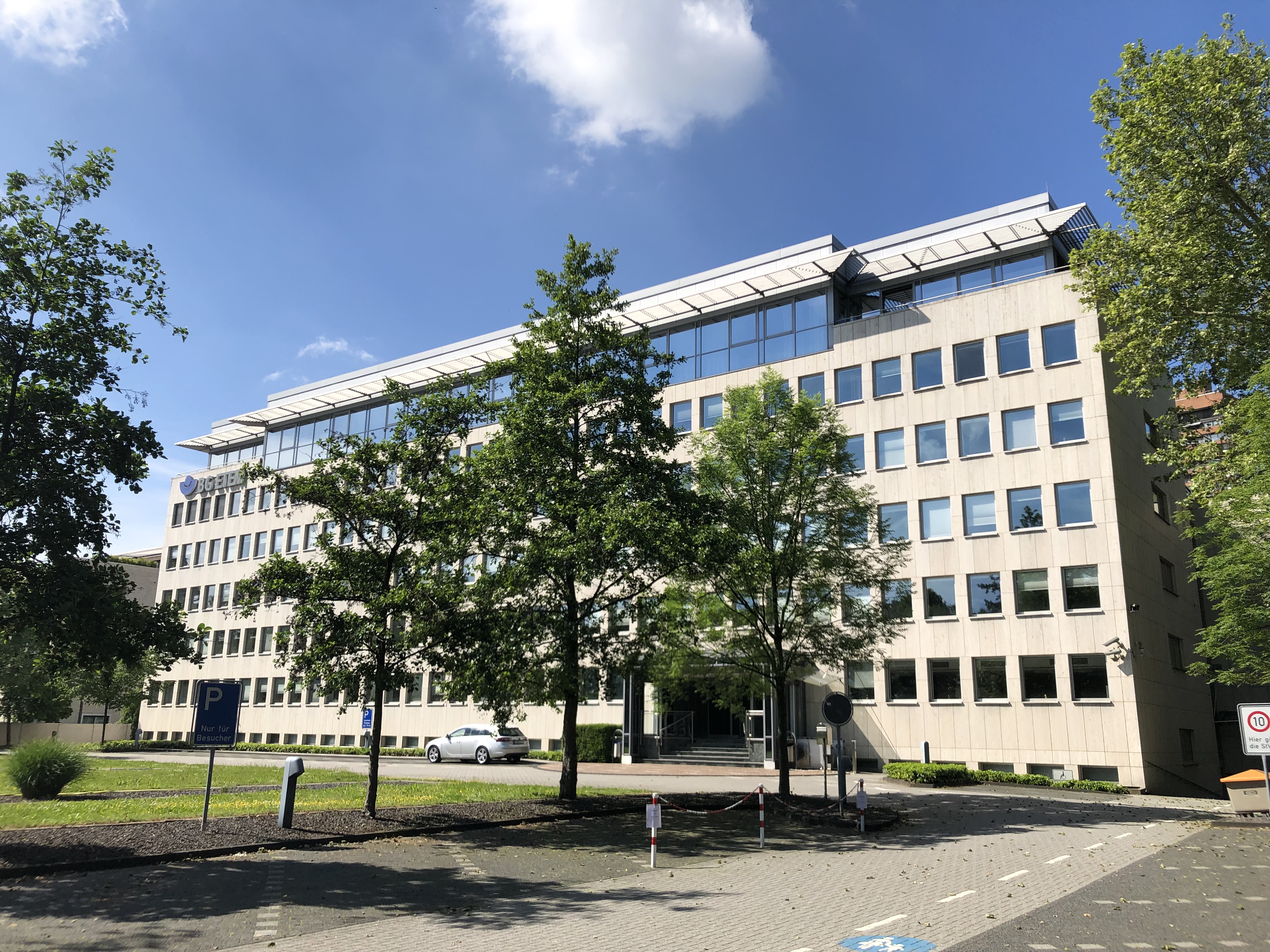 Hauptverwaltung der Berufsgenossenschaft Energie Textil Elektro Medienerzeugnisse am Gustav-Heinemann-Ufer in Köln
