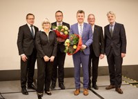 Die BG ETEM bekommt zum 1. Juni 2023 eine neue, schlankere Verwaltungsspitze. Die Weichen dafür hat die Vertreterversammlung der Berufsgenossenschaft Energie Textil Elektro Medienerzeugnisse (BG ETEM) in ihrer Sitzung am 9. Dezember 2022 in Köln gestellt. Im Bild v.l.n.r.: Johannes Tichi (Vorsitzender der Geschäftsführung), Karin Jung (Vorsitzende der Vertreterversammlung), Marco Wetzel (ab 1.6.2023 Stellvertretender Hauptgeschäftsführer), Jörg Botti (Mitglied der Geschäftsführung, ab 1.6.2023 Hauptgeschäftsführer), Hans-Peter Kern (Stellvertretender Vorsitzender des Vorstands), Jobst Kleineberg (Stellvertretender Vorsitzender der Vertreterversammlung). Die Verwendung dieses Bildes ist nur in Verbindung mit der Pressemitteilung und nicht zu anderen Zwecken gestattet. Bild: Tilmann Lothspeich