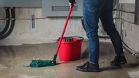 Das aktuelle Hochwasser birgt zahlreiche Gefahren, auch solche, die nicht sichtbar sind. Vor allem in vollgelaufenen Kellern besteht die Gefahr, durch einen Stromschlag schwer verletzt oder getötet zu werden. Die BG ETEM rät allen Hausbesitzern, bei Hochwasser frühzeitig die Stromversorgung auszuschalten. Auch nach dem Leerpumpen des Kellers besteht Gefahr. (Bild: iStock.com/Petra Richli)