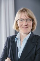 Wie wirkt sich äußeres Chaos auf das Verhalten und die innere Einstellung von Menschen aus? Prof. Hiltraut Paridon, Psychologin an der Hochschule für Gesundheit in Gera, berichtet von einer wissenschaftlichen Studie, dass ein chaotisches Umfeld vermutlich unkontrollierte bzw. maßlosere Verhaltensweisen begünstigt. Ihre These überträgt sie auf das Feld der Arbeitssicherheit und konstatiert: 