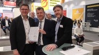 Unterzeichnung der Vereinbarung zur sicheren Installation von Photovoltaik-Anlagen. Von links nach rechts: Stefan Ehinger, Präsident des ZVEH, Jörg Botti, Hauptgeschäftsführer der BG ETEM und Alexander Neuhäuser, Hauptgeschäftsführer des ZVEH. (Foto: Cornils)