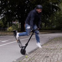 Seit dem Sommer dürfen E-Scooter im Straßenverkehr benutzt werden, und in vielen deutschen Großstädten gehören sie inzwischen zum Straßenbild. Seit ihrer Zulassung steigen aber auch die Unfallzahlen mit dem neuen Verkehrsgerät. Grund genug für die BG ETEM den Unfallursachen auf den Grund zu gehen. (5 Bilder als ZIP-Datei)