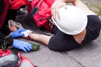 (15.04.2019) Viele Menschen haben zum Glück noch nie einen Arbeitsunfall erlebt. Das kann sich aber ganz plötzlich ändern. Wann muss man einen Arbeitsunfall bei der Berufsgenossenschaft melden? Die Berufsgenossenschaft Energie Textil Elektro Medienerzeugnisse (BG ETEM) informiert in der aktuellen Ausgabe ihrer Zeitung 