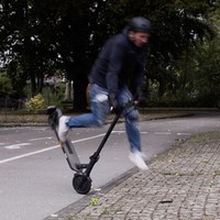 (Köln, 07.10.2019) Seit dem Sommer dürfen E-Scooter im Straßenverkehr benutzt werden, und in vielen deutschen Großstädten gehören sie inzwischen zum Straßenbild. Seit ihrer Zulassung steigen aber auch die Unfallzahlen mit dem neuen Verkehrsgerät. Grund genug für die Berufsgenossenschaft Energie Textil Elektro Medienerzeugnisse (BG ETEM) den Unfallursachen auf den Grund zu gehen.