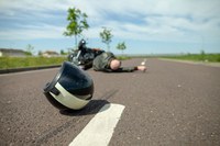 (26.06.2019) Ob auf dem Weg zur Arbeit oder bei einer Spritztour am Wochenende: Roller- und Motorradfahren sind in der schönen Jahreszeit beliebt, doch das Unfallrisiko gegenüber Autofahren ist 16 Mal höher. Neben einem Sicherheitscheck des Zweirads sind defensives und vorausschauendes Fahren lebenswichtig, aber vor allem auch eine gute Schutzausrüstung. Die Berufsgenossenschaft Energie Textil Elektro Medienerzeugnisse (BG ETEM) gibt in ihrer aktuellen Zeitung 