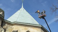 (03.03.2021) Hubarbeitsbühnen sind eine sichere Alternative zu Leitern und Gerüsten. Jedermann kann sie mieten - ob für die Grün- und Baumpflege oder den Fassadenanstrich zu Hause. Auch in der Arbeitswelt sind Hubarbeitsbühnen weit verbreitet und ermöglichen sicheres Arbeiten in großen Höhen. Die Berufsgenossenschaft Energie Textil Elektro Medienerzeugnisse (BG ETEM) gibt in der aktuellen Ausgabe ihrer Zeitschrift 