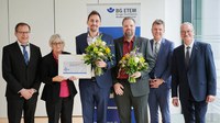 (17.05.2023) Die Elektrobau Rockrohr GmbH + Co. KG erhält in diesem Jahr den Rehabilitationspreis für vorbildliche Wiedereingliederung der Berufsgenossenschaft Energie Textil Elektro Medienerzeugnisse (BG ETEM). Den Preis übergab die Vorsitzende der Vertreterversammlung der BG ETEM, Karin Jung, am 17. Mai in Dresden. Der mit 5.000 Euro dotierte Preis wird alle zwei Jahre von der BG ETEM an Unternehmen verliehen, die sich vorbildlich in der Rehabilitation von im Beruf Erkrankten oder Verletzten engagiert haben.