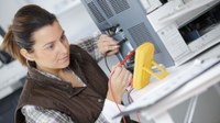 (17.07.2026) Die gesetzliche Unfallversicherung teilt das Ziel der Bundesregierung, die Pflicht zur Prüfung elektrischer Anlagen und Betriebsmittel noch praxisnäher und risikoorientiert zu gestalten. Der Schutz vor Unfällen mit elektrischem Strom muss dabei gewahrt bleiben. Darauf weist der Spitzenverband der Berufsgenossenschaften und Unfallkassen, Deutsche Gesetzliche Unfallversicherung (DGUV) hin.