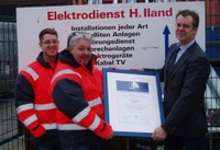 Nach erfolgreicher Prüfung  erhielten Daniel Heiden (li., AMS-Beauftragter) und der Unternehmer Heinz Iland (Mitte) das AMS-Zertifikat von Karl-Heinz Richter, Audit-Leiter und Aufsichtsperson im Präventionszentrum Berlin der BG ETEM.