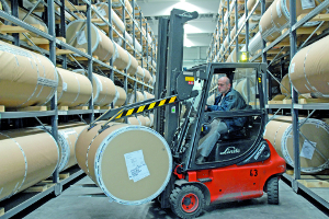 Eine elektrohydraulische Sicherheits-Halteeinrichtung sorgt dafür, dass Rollen beim Transport nicht vom Gabelstapler fallen können.