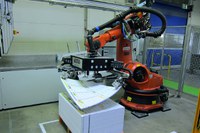 In der Weiterverarbeitung wird ein Handhabungsroboter eingesetzt.