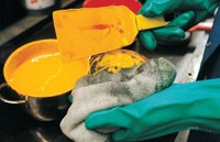 Bei Reinigungstätigkeiten im UV-Offsetdruck werden spezielle UV- Wasch- und Reinigungsmittel eingesetzt, die Lösemittelgemische enthalten. Hier sind besonders die Hände gefährdet.