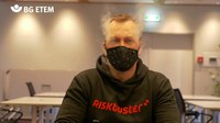 RiskBuster Holger Schumacher testet Masken.