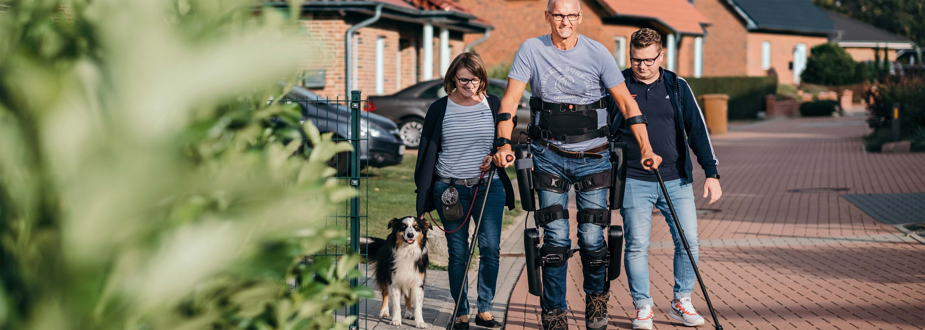 Das Bild zeigt einen querschnittgelähmten Versicherten der BG ETEM beim Training mit dem Exoskelett.